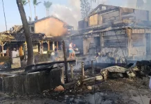 Incendio en las Terrernas, al menos diez locales afectados